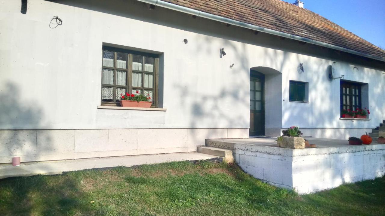 Gerecse Vendégház Sutto Exterior foto